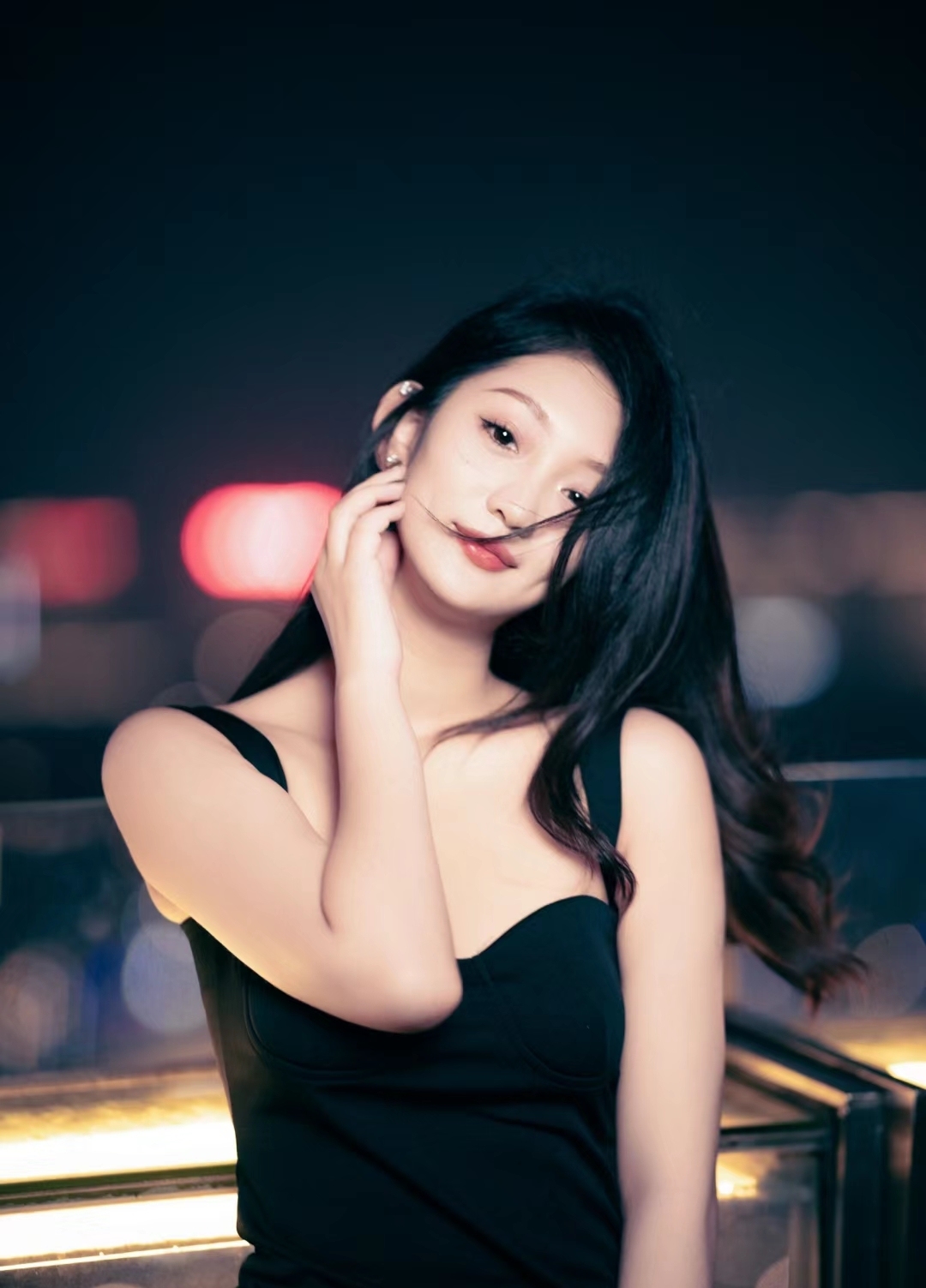 夜色撩人在线视频,夜深人不静高清