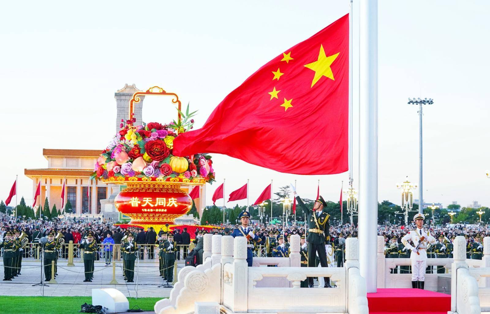 五星红旗迎风飘扬剧情介绍,五星红旗迎风飘扬剧情详解